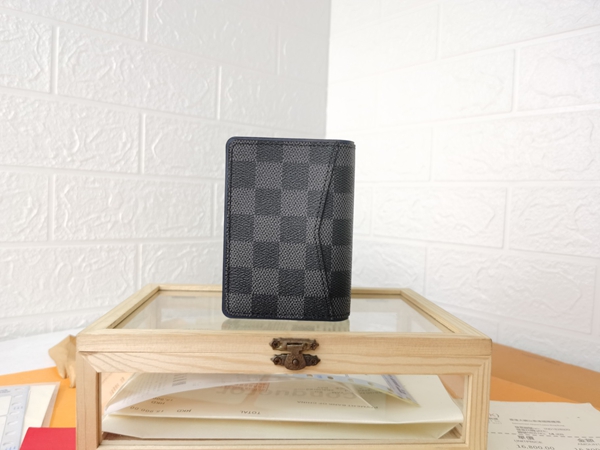 LVコピーウォレット着用イメージ